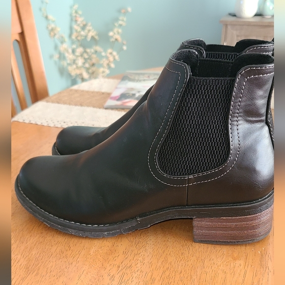 Eastland Jasmine Black Leather Ankle Boots - Picture 6 of 6